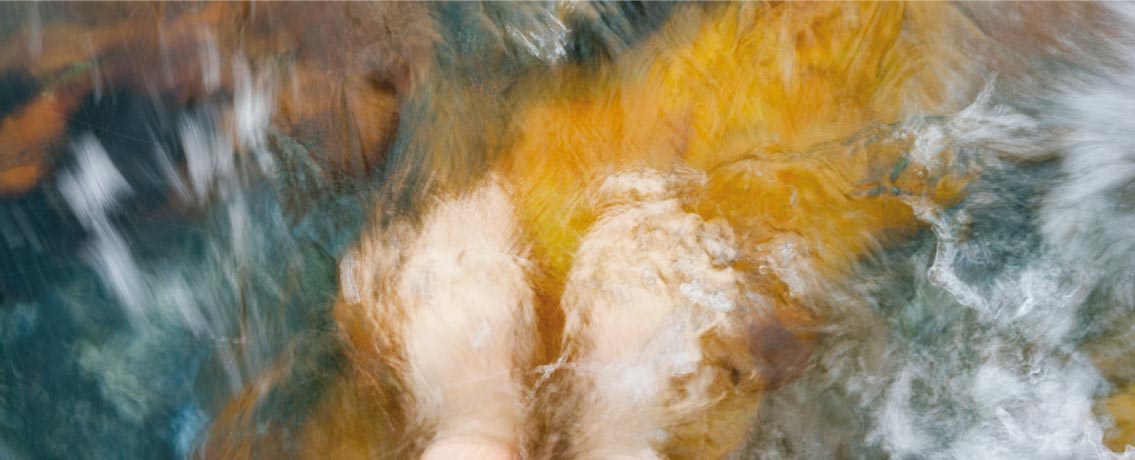 Sinnsucher+ Füße im Wasser